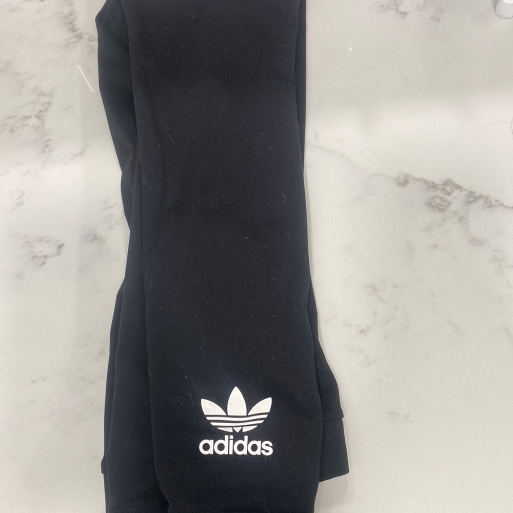Adidas’s small black leggings - Picture 2 of 3